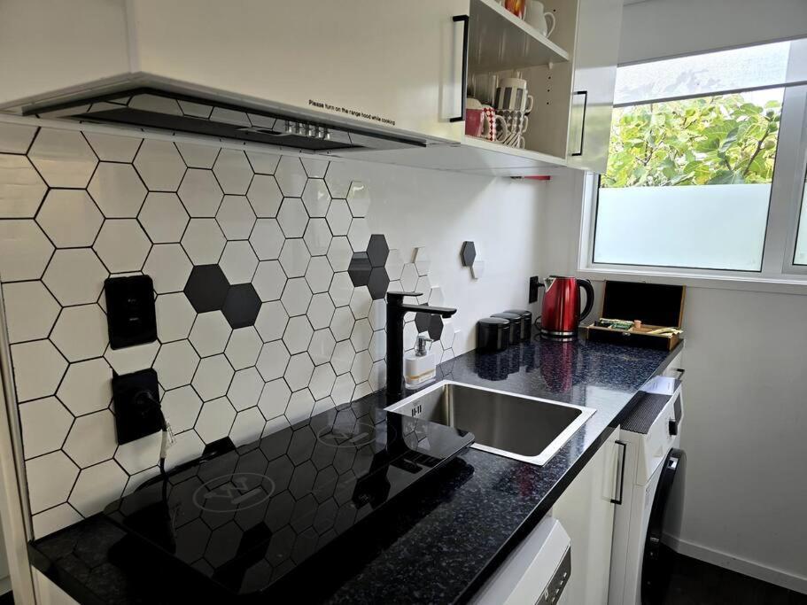 Modern And Cozy In The Heart Of North Shore Auckland